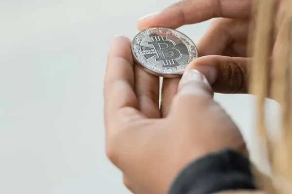 Junge Anlegerin informiert sich über die Sicherheit von Kryptowährungen