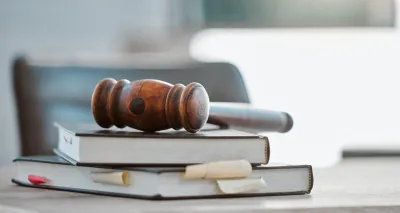 Anwälte besprechen einen grenzüberschreitenden Fall